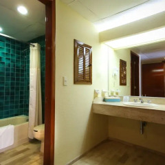 Отель The Royal Caribbean - An All Suites Resort Мексика, Канкун - 9 отзывов об отеле, цены и фото номеров - забронировать отель The Royal Caribbean - An All Suites Resort онлайн ванная фото 3