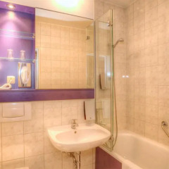 Rilano 24I7 Hotel München ванная