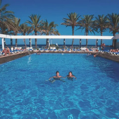 Отель Fiesta Playa d'en Bossa Испания, Сант Джордин де Сес Салинес - отзывы, цены и фото номеров - забронировать отель Fiesta Playa d'en Bossa онлайн бассейн