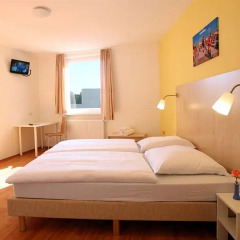 Отель A&O Berlin Friedrichshain 2* Стандартный номер с различными типами кроватей