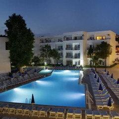 Отель Larissa Beach Club бассейн