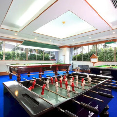 Andaman Beach Suites Hotel бильярд