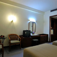 Phuket Merlin Hotel 3* Улучшенный номер с различными типами кроватей фото 4