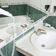 Отель Marconfort Costa del Sol раковина ванной комнаты