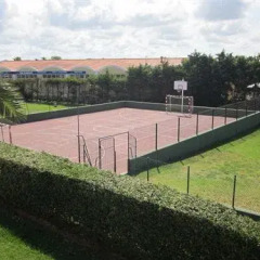 Отель Apartamentos Roc Oasis Park спортивное сооружение