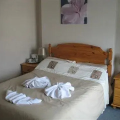Отель Brampton Court сейф в номере