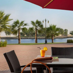 Отель Khalidiya Palace Rayhaan by Rotana столовая на открытом воздухе