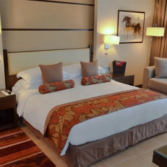Отель Khalidiya Palace Rayhaan by Rotana комната для гостей