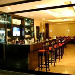 Отель Emerald Garden гостиничный бар