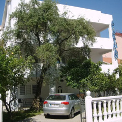 Апартаменты Lyon Apartments парковка