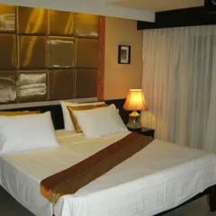 Отель Room Club The Bed Suite сейф в номере