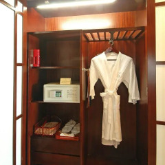 Chinflux Mandarin Hotel сейф в номере