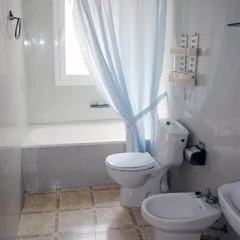 Отель Apartamentos Las Americas Испания, Бланес - отзывы, цены и фото номеров - забронировать отель Apartamentos Las Americas онлайн ванная