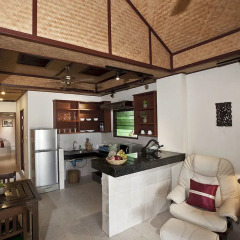 Отель Friendship Beach Resort & Atmanjai Wellness Centre кухня в номере