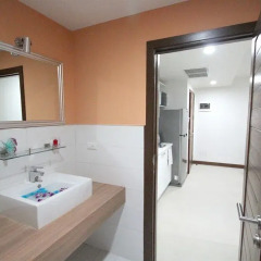 Апартаменты Karon Serviced Apartment ванная