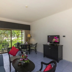 Отель Amora Beach Resort Phuket комната для гостей фото 9