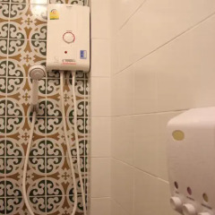 Отель Laksameenarai Guesthouse - Hostel Таиланд, Бангкок - отзывы, цены и фото номеров - забронировать отель Laksameenarai Guesthouse - Hostel онлайн ванная фото 6