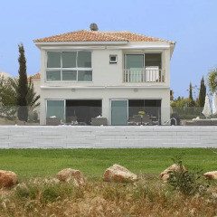 Отель Leonies By The Sea Villa вид на фасад