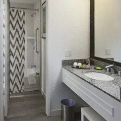 Отель Inn At Venice Beach Лос-Анджелес ванная