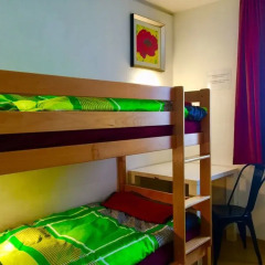 a&t Holiday Hostel Кровать в общем номере с двухъярусной кроватью