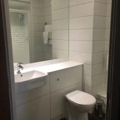 Отель Premier Inn Glasgow Braehead Великобритания, Глазго - отзывы, цены и фото номеров - забронировать отель Premier Inn Glasgow Braehead онлайн ванная фото 3