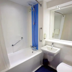 Отель Travelodge Glasgow Queen Street Великобритания, Глазго - отзывы, цены и фото номеров - забронировать отель Travelodge Glasgow Queen Street онлайн ванная фото 2