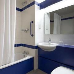 Отель Travelodge Liverpool Docks Hotel Великобритания, Ливерпуль - отзывы, цены и фото номеров - забронировать отель Travelodge Liverpool Docks Hotel онлайн ванная фото 2