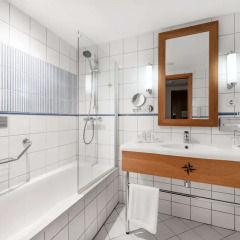 Отель Green Park Hotel Klaipeda Литва, Клайпеда - 7 отзывов об отеле, цены и фото номеров - забронировать отель Green Park Hotel Klaipeda онлайн ванная фото 2