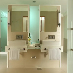 Millennium Airport Hotel Dubai сейф в номере