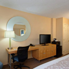 Отель La Quinta Inn & Suites Lax Лос-Анджелес удобства в номере