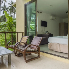 Отель Baan Mai Beachfront Phuket (Lone Island) Таиланд, Пхукет - отзывы, цены и фото номеров - забронировать отель Baan Mai Beachfront Phuket (Lone Island) онлайн балкон