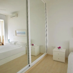 Отель Leonies By The Sea Villa комната для гостей
