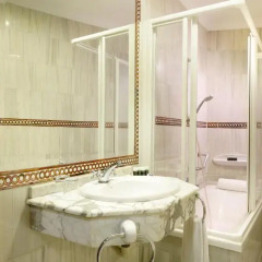 Отель Triunfo Granada 4* Стандартный семейный номер с различными типами кроватей фото 4
