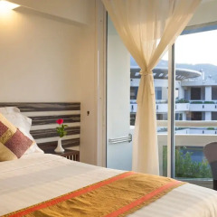 Отель The Bliss Suite Patong Улучшенный номер с различными типами кроватей фото 3