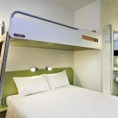 Отель ibis budget Zurich Airport Трёхместный номер с различными типами кроватей фото 2
