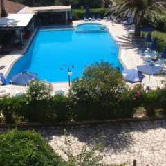 Silver Beach Hotel and Annexe Apartments бассейн