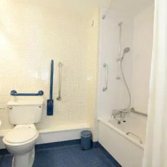 Отель Travelodge Manchester Sportcity Манчестер ванная фото 2