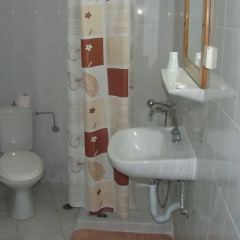 Silver Beach Hotel and Annexe Apartments ванная