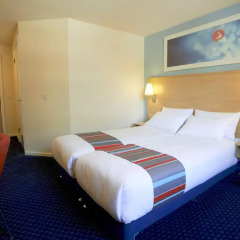 Отель Travelodge Ashton Under Lyne комната для гостей фото 3