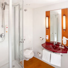 Отель Star Inn Hotel Salzburg Zentrum, by Comfort Австрия, Зальцбург - 7 отзывов об отеле, цены и фото номеров - забронировать отель Star Inn Hotel Salzburg Zentrum, by Comfort онлайн ванная фото 2