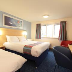 Отель Travelodge Sunbury M3 комната для гостей фото 4