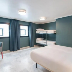 Отель Petit Palace Puerta de Triana 3* Четырехместный номер с различными типами кроватей