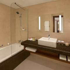 Отель DoubleTree by Hilton Resort & Spa Marjan Island 5* Стандартный номер с различными типами кроватей фото 2