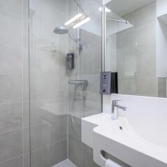 Отель B&B Hotel Brussels Centre Gare du Midi Бельгия, Брюссель - отзывы, цены и фото номеров - забронировать отель B&B Hotel Brussels Centre Gare du Midi онлайн ванная
