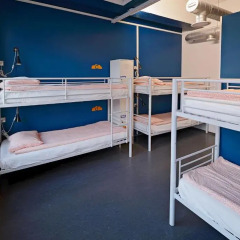 Отель CheapSleep Helsinki Кровать в мужском общем номере с двухъярусной кроватью