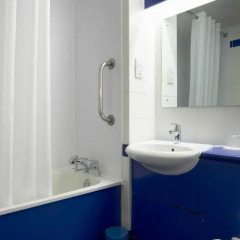 Отель Travelodge London Docklands Великобритания, Лондон - 2 отзыва об отеле, цены и фото номеров - забронировать отель Travelodge London Docklands онлайн ванная фото 2