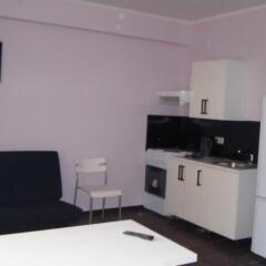 Гостиница Uyutny Ugolok Apartments в Красной Поляне отзывы, цены и фото номеров - забронировать гостиницу Uyutny Ugolok Apartments онлайн Красная Поляна комната для гостей фото 3