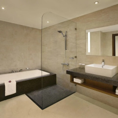 Отель DoubleTree by Hilton Resort & Spa Marjan Island ванная фото 2