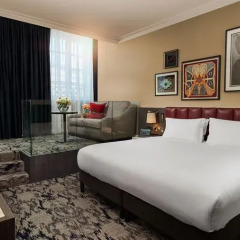 Отель The Trafalgar St. James London, Curio Collection by Hilton комната для гостей
