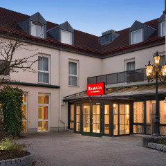 Отель Ramada by Wyndham München Airport Германия, Мюнхен - отзывы, цены и фото номеров - забронировать отель Ramada by Wyndham München Airport онлайн вид на фасад фото 2
